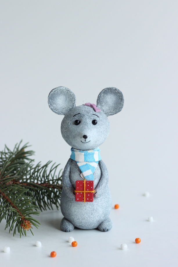 Ёлочная игрушка "Мышка с подарком"