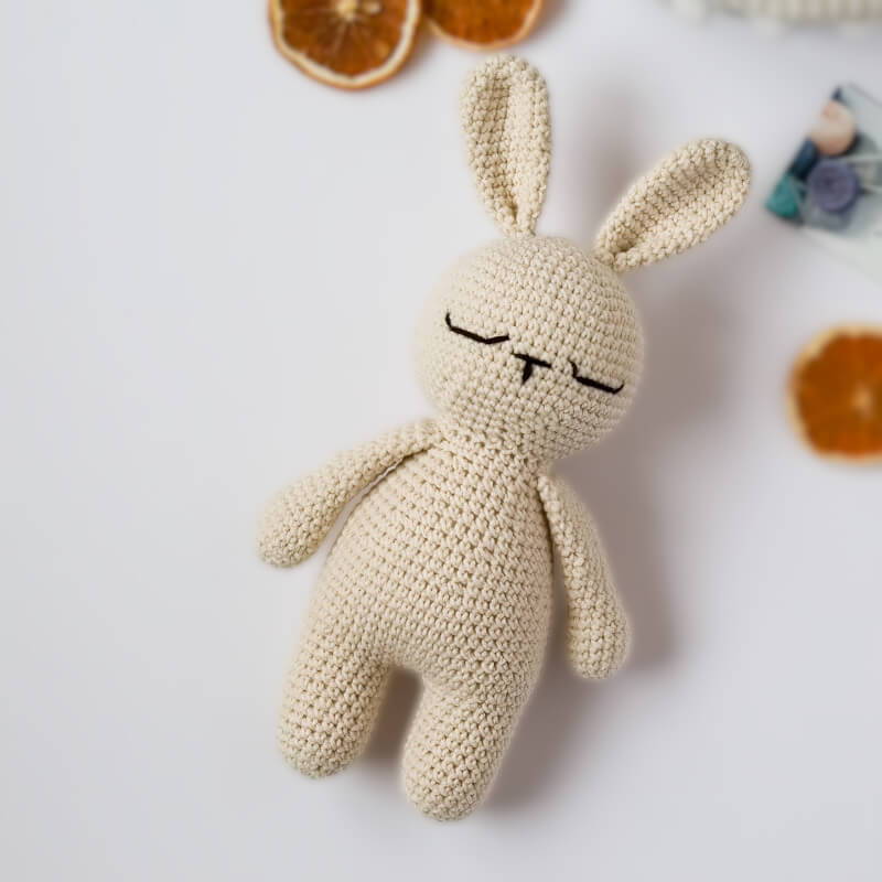 Игрушка мягкая интерьерная - зайчик вязаный цвета топленого молока "Dreamy"