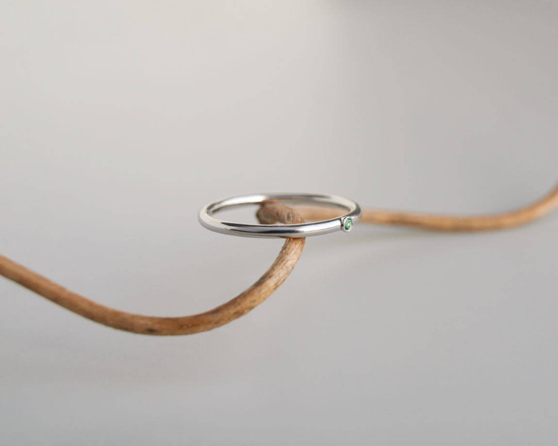 Тонкое кольцо из серебра с натуральным изумрудом 1.5 мм