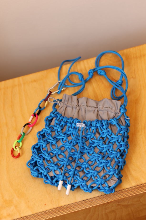 Синяя сумка из паракорда