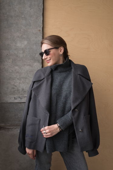 Фланелевое полупальто «ЭЛИЗАБЕТ» темно-серого цвета с вышивкой