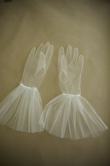 Перчатки из белого фатина