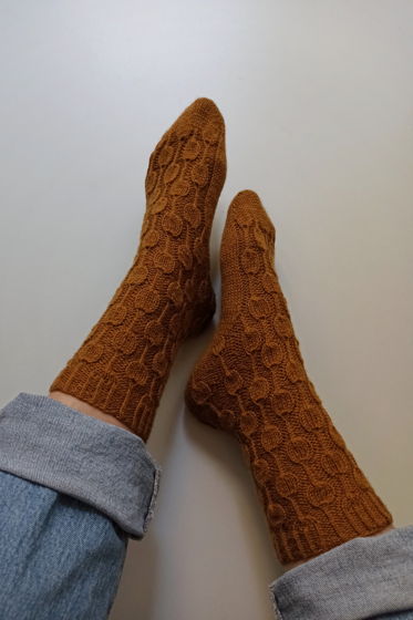 Горчичные носки ручной работы