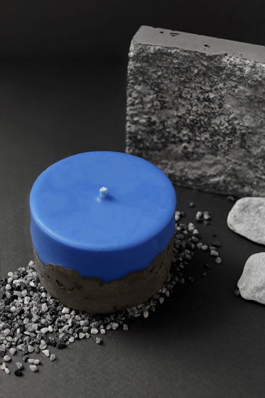 Авторская декоративная круглая ароматическая свеча синяя из натурального воска в бетоне с ароматом  "бергамот"
