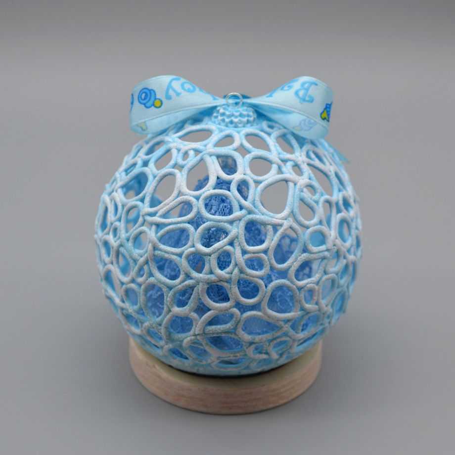 Ажурный шар "Малыш с мишкой" (8 см, голубой)