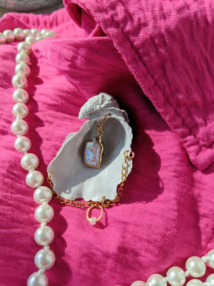 Серая брошь из смолы "Устрица"