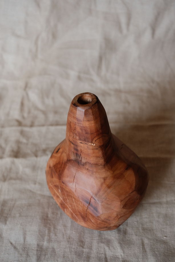 Интерьерная ваза из яблони