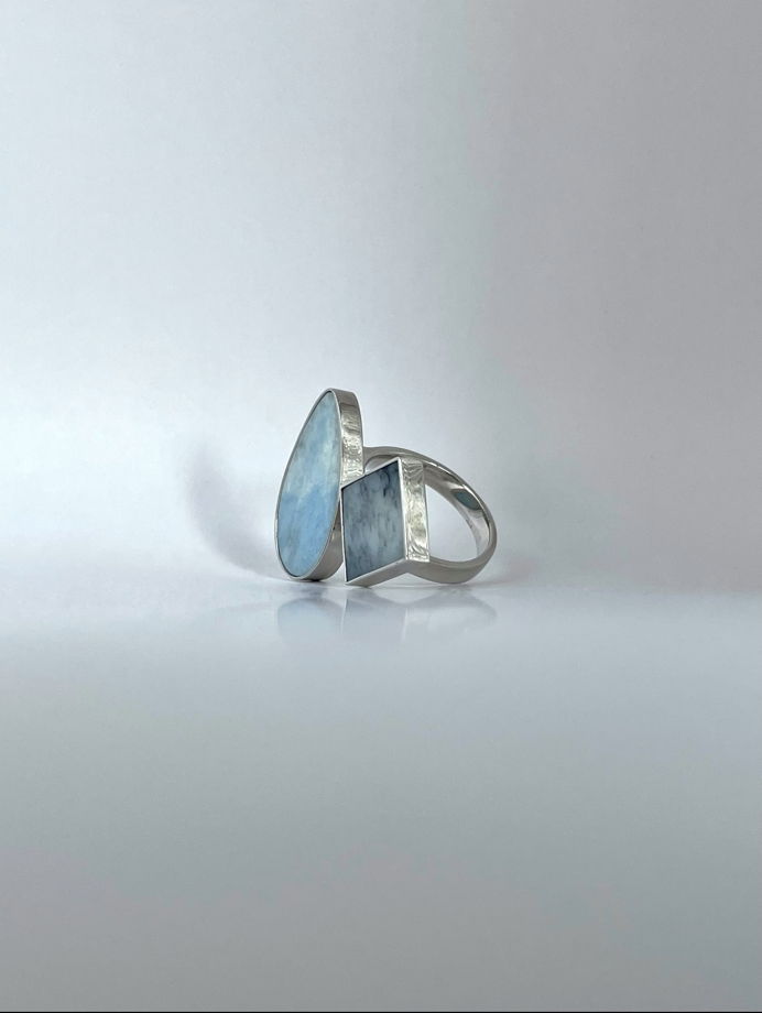 Кольцо из латуни c двумя камнями, с голубым  виоланом и серым кахолонгом. Deux S3.