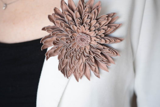 Брошь из натуральной кожи большая