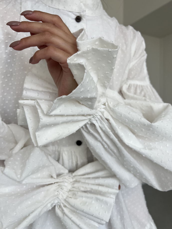 Белоснежное платье с воланами из изысканного батиста с «мушкой»
