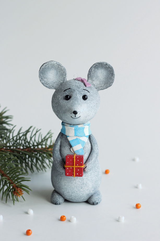 Ёлочная игрушка "Мышка с подарком"