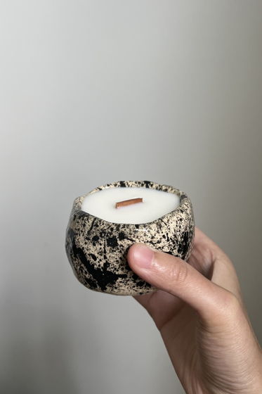 Свеча из кокосового воска в керамическом стаканчике с черными брызгами | Аромат «Ваниль & пачули» 120 мл