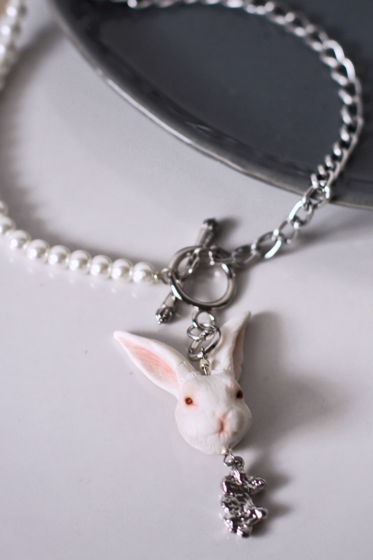Колье белый кролик с цепью и бусами