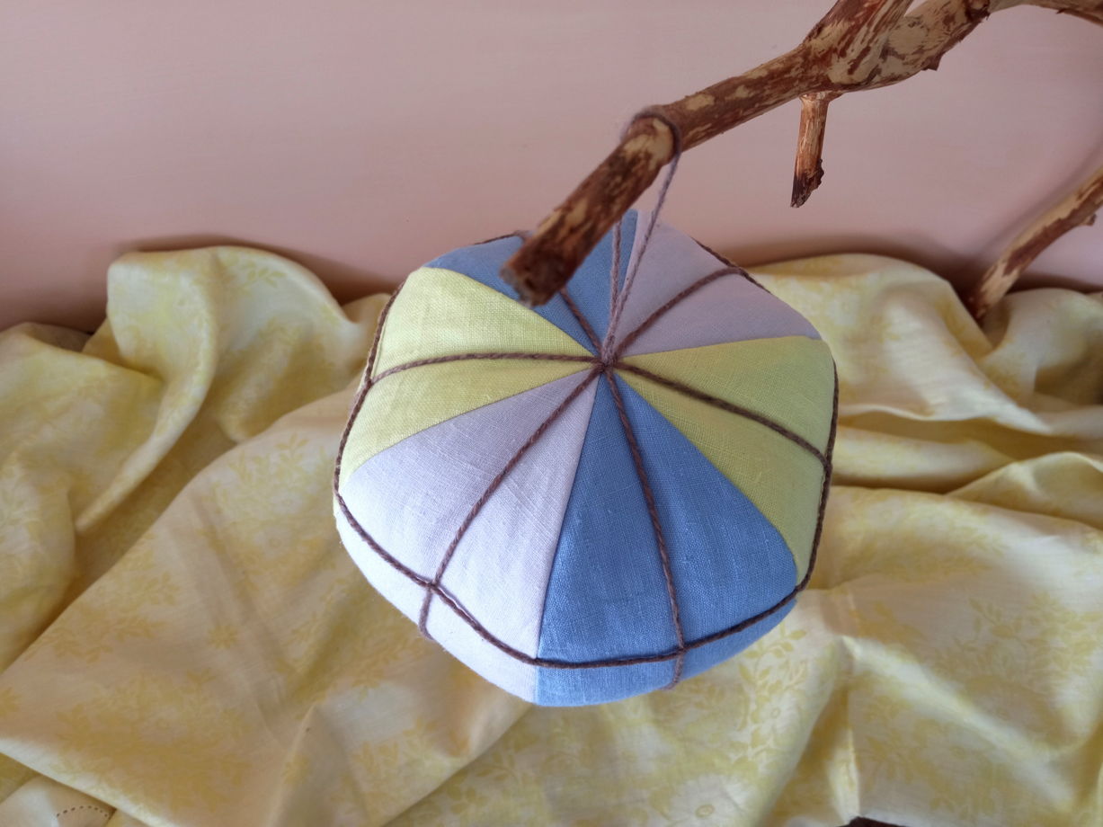 Подвесной воздушный шар изо льна ручной работы (синий/желтый/светло-фиолетовый)