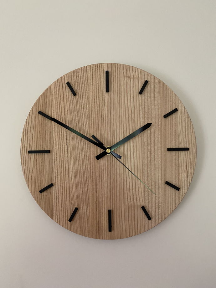 Часы настенные с штрихами из дерева