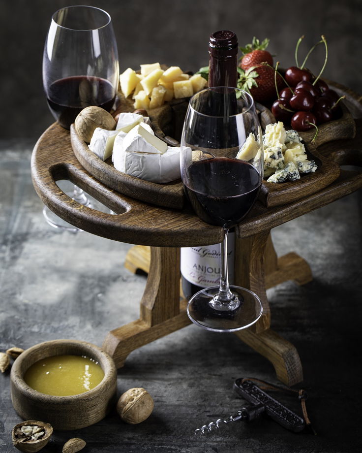 Винный столик на четыре бокала, местом для бутылки и менажницей от BerezaWood. Цвет "темный орех"