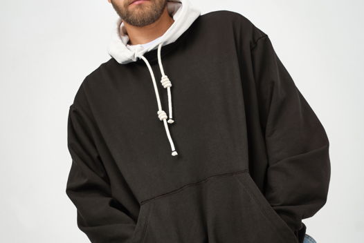 Худи «Наедине» черное оверсайз с принтом