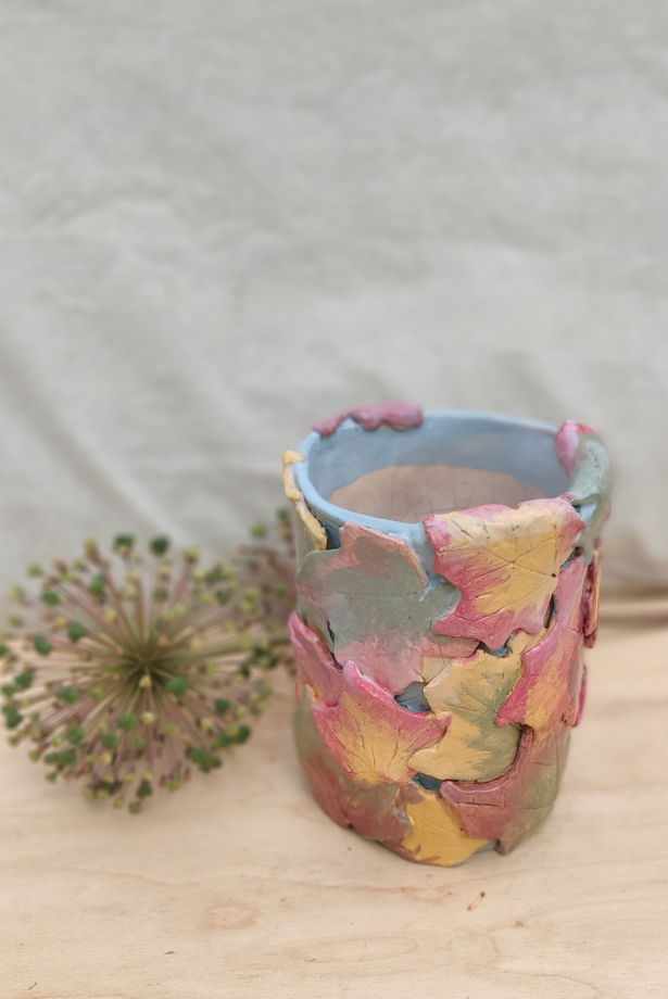 Керамическая ваза разноцветная .  Высота 15 см