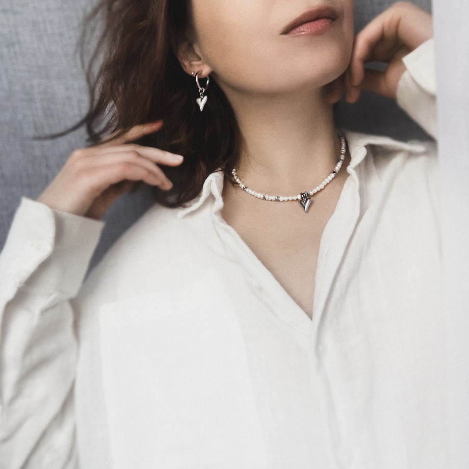 Колье-чокер из жемчуга и гематита с подвеской сердечко