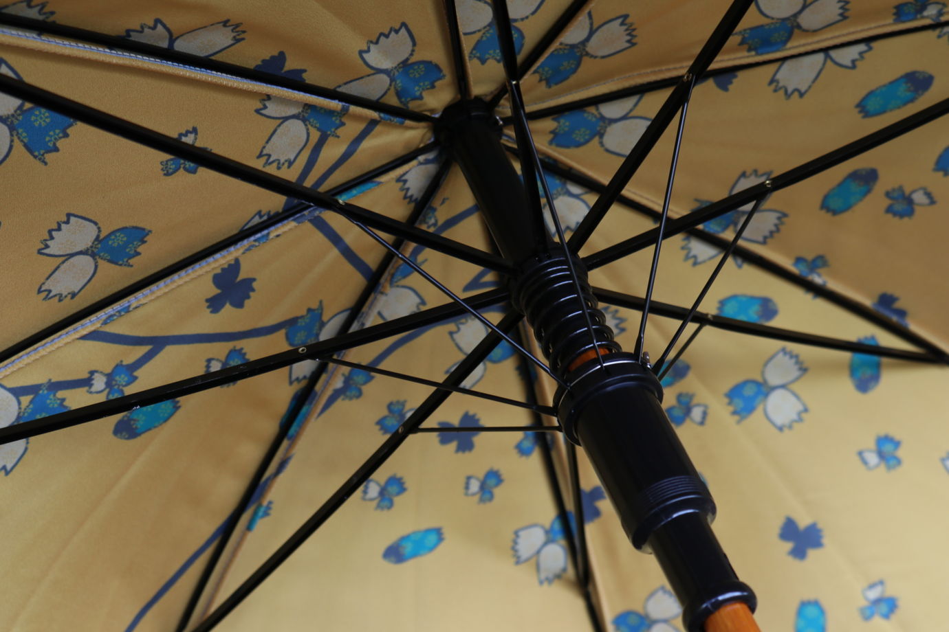 Двусторонний зонт с желтым деревом и голубыми цветами