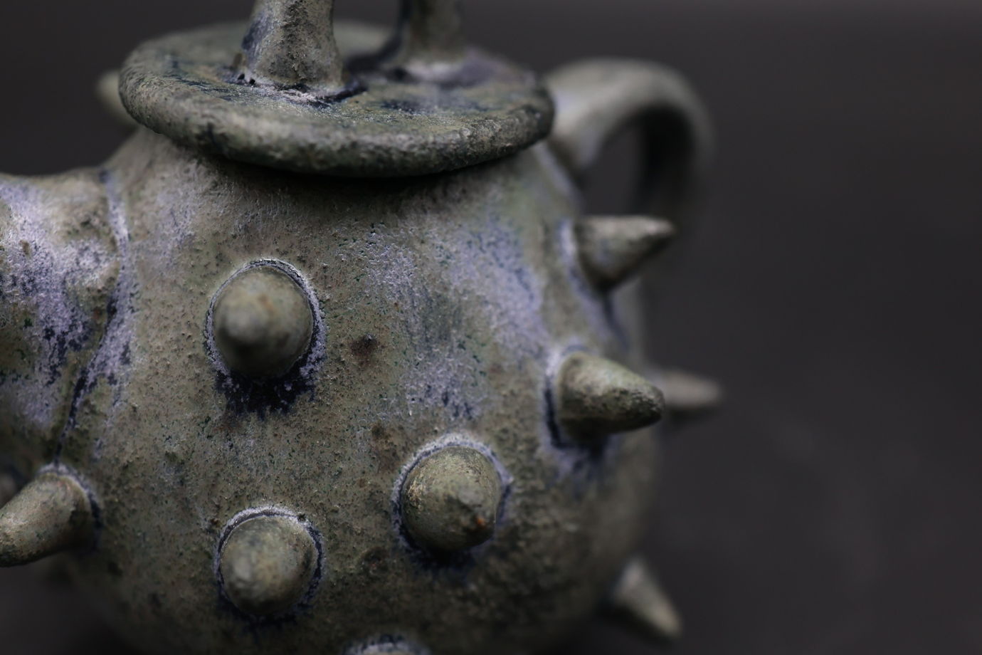 маленький чайник с колючками