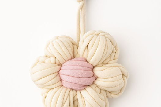 Вязаный объемный цветок