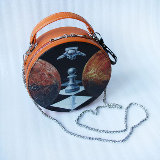 Авторская  круглая сумка "Твой ход" c картиной современного художника ANNA BO ручной работы