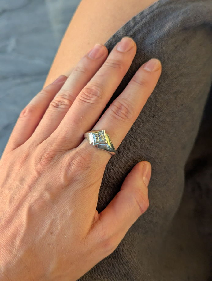 Серебряное кольцо с цирконом