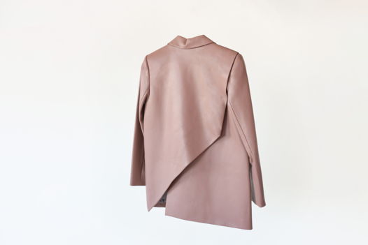 Кожаный пиджак со спинкой на пуговицах/Pudra