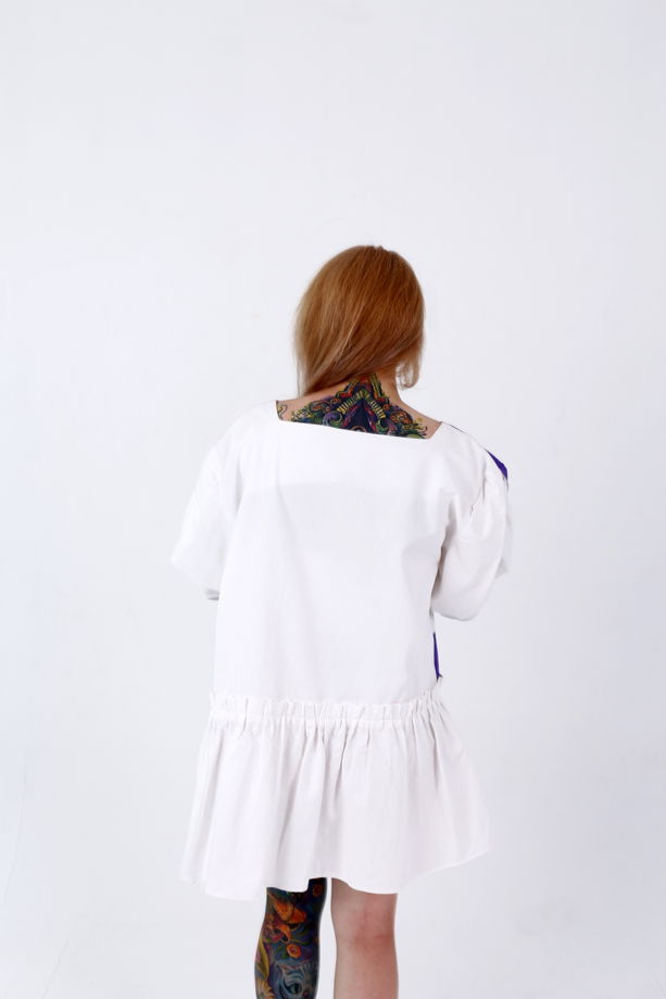 Дизайнерское белое платье с ручной росписью «лиц» фиолетового цвета / женское белое платье / на лето из натурального хлопка / ручной работы