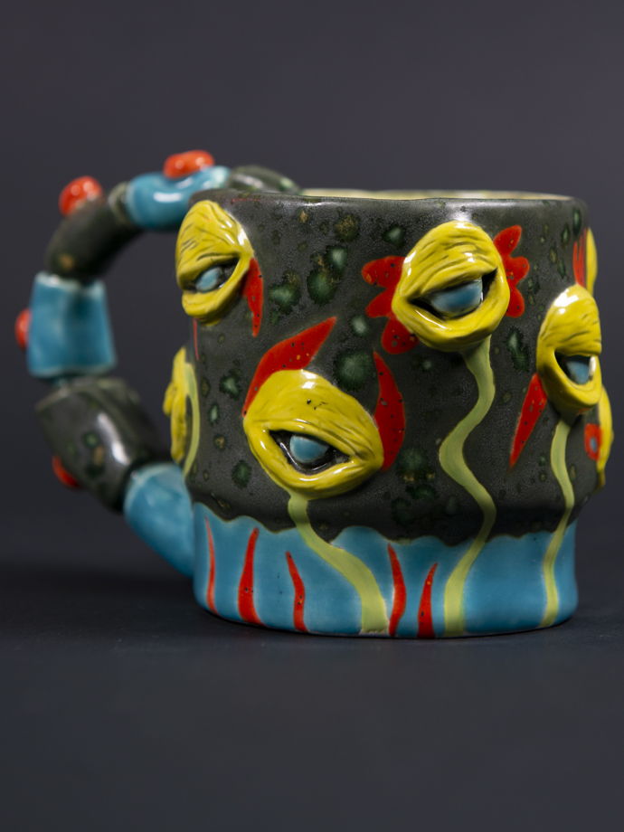 Чашка ручной работы с глазами в форме цветов