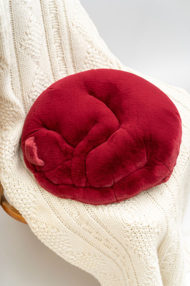 круглая малиновая подушка-кот ручной работы из эко-меха