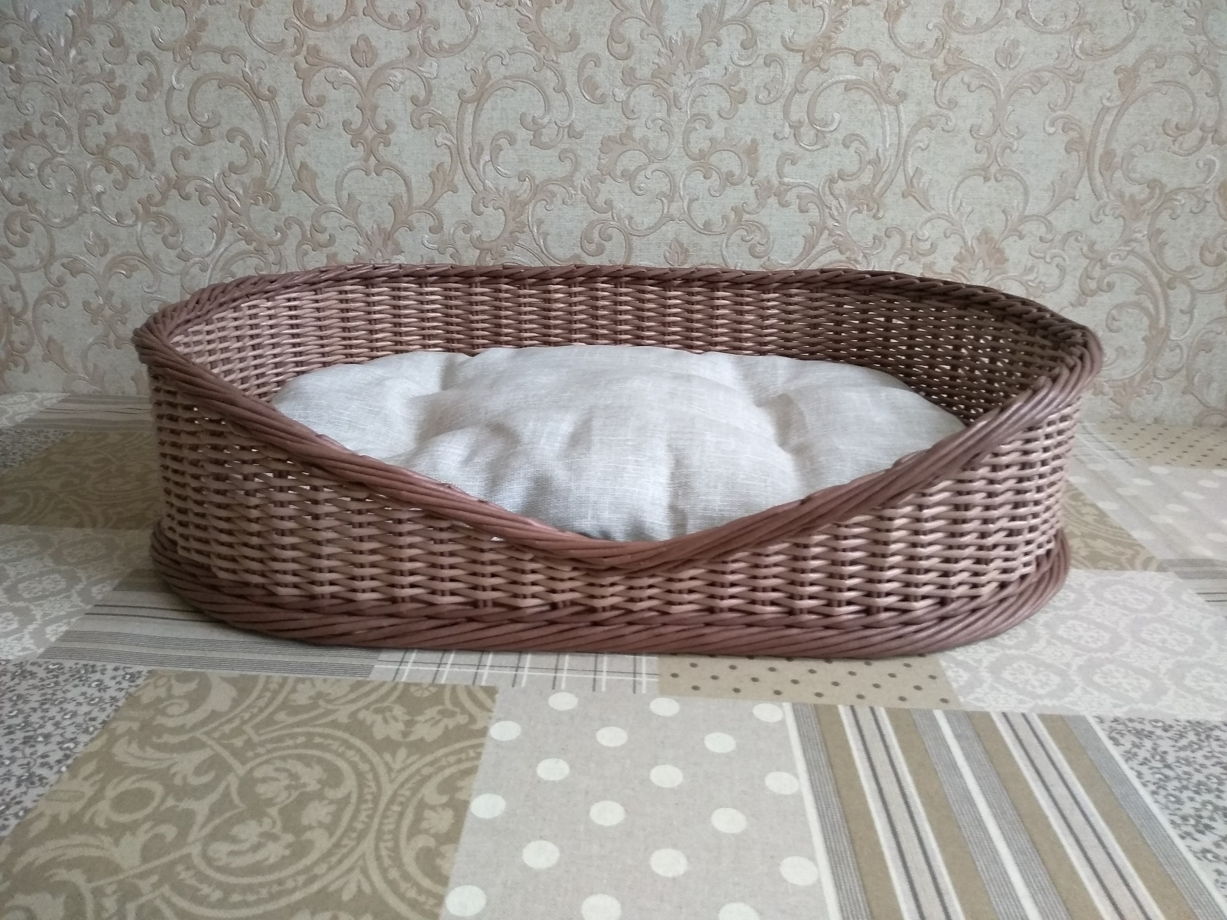 Плетеная лежанка для кошки или маленькой собачки