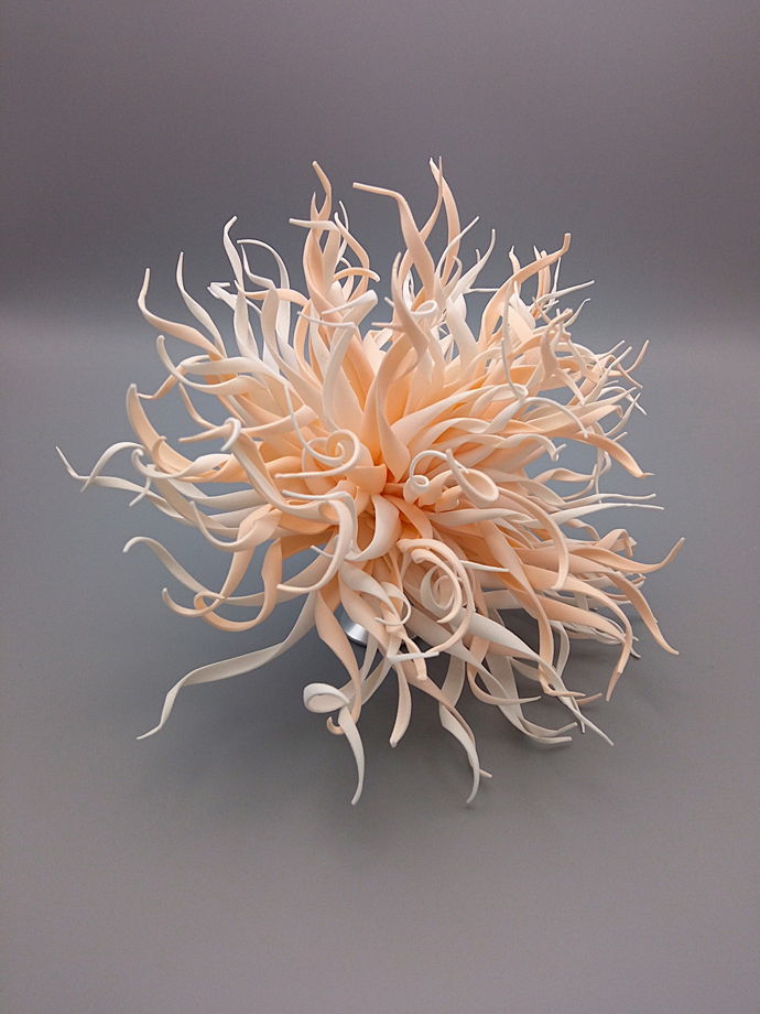 Брошь-хризантема в персиковых оттенках из фоамирана