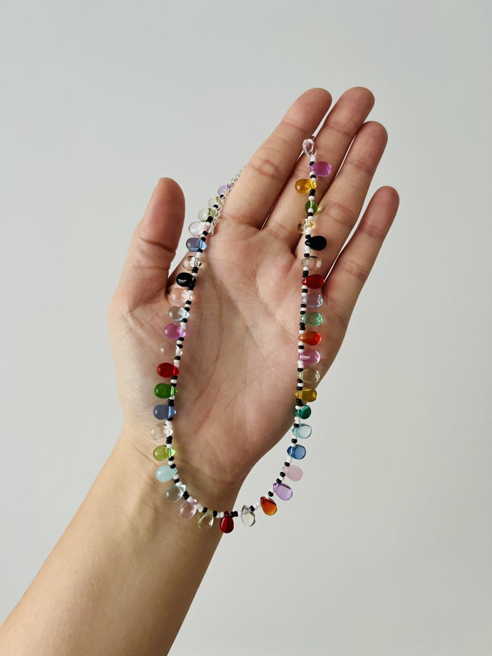 Черно-белый полосатый чокер с разноцветными стеклянными каплями в коллекционном мешочке