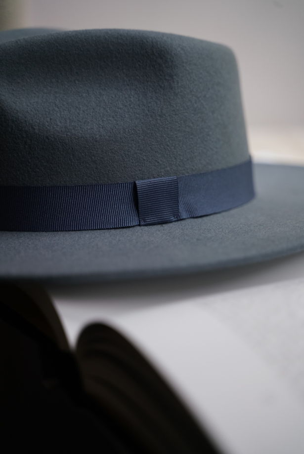 Серо-голубая шляпа федора