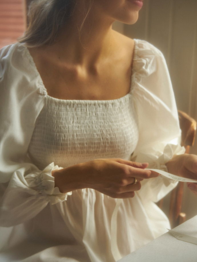 Платье с объемными рукавами молочного цвета