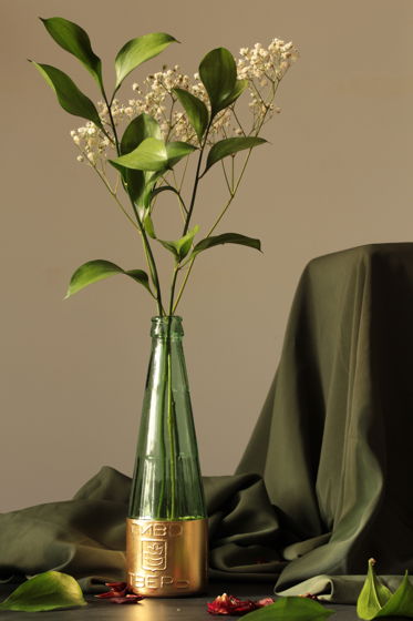 Золоченая вручную ваза из винтажной пивной бутылки "Тверь" | Bloom 145