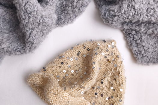 Шапка женская бини с пипкой ручной работы из полушерсти с пайетками