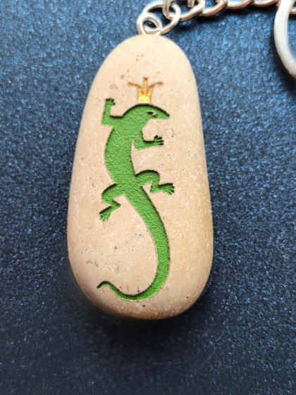 Брелок-амулет для ключей «Хозяйка медной горы», изготовленный  из морского камня.