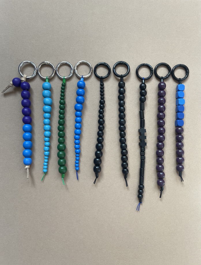 Брелок для ключей / обвес из деревянных бусин.