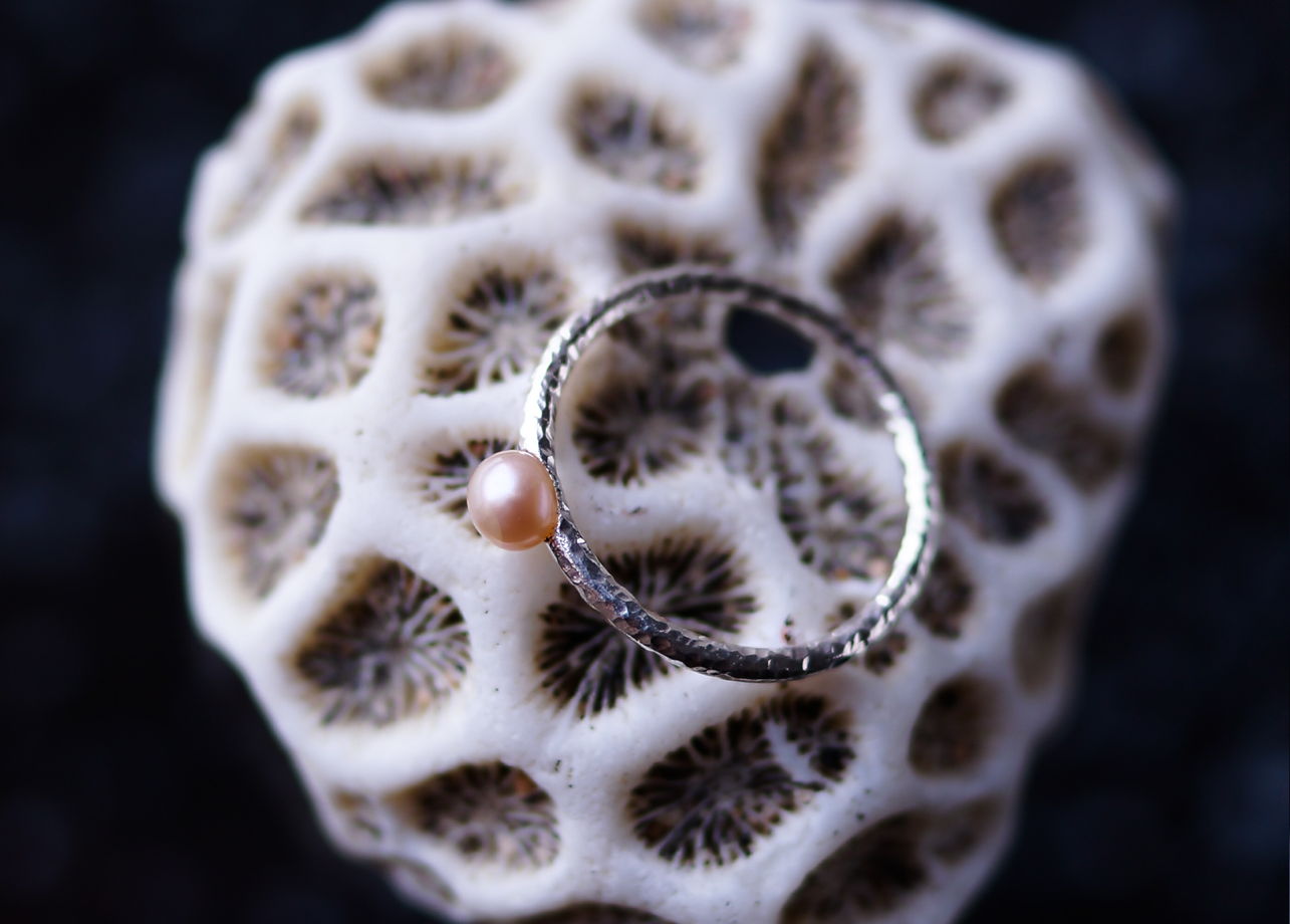 Тонкое текстурное серебряное кольцо с натуральным розовым жемчугом