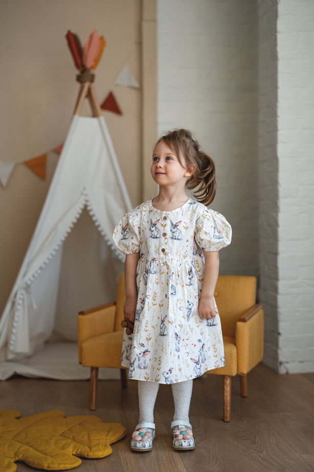 Летнее хлопковое платье для девочки с зайчиками