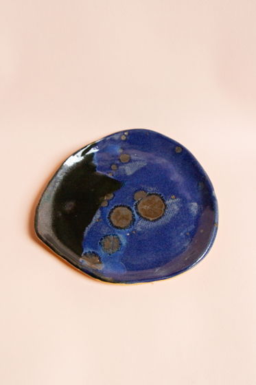 Плоская керамическая тарелка, покрытая синей, серной, бронзовой глазурями ручной работы