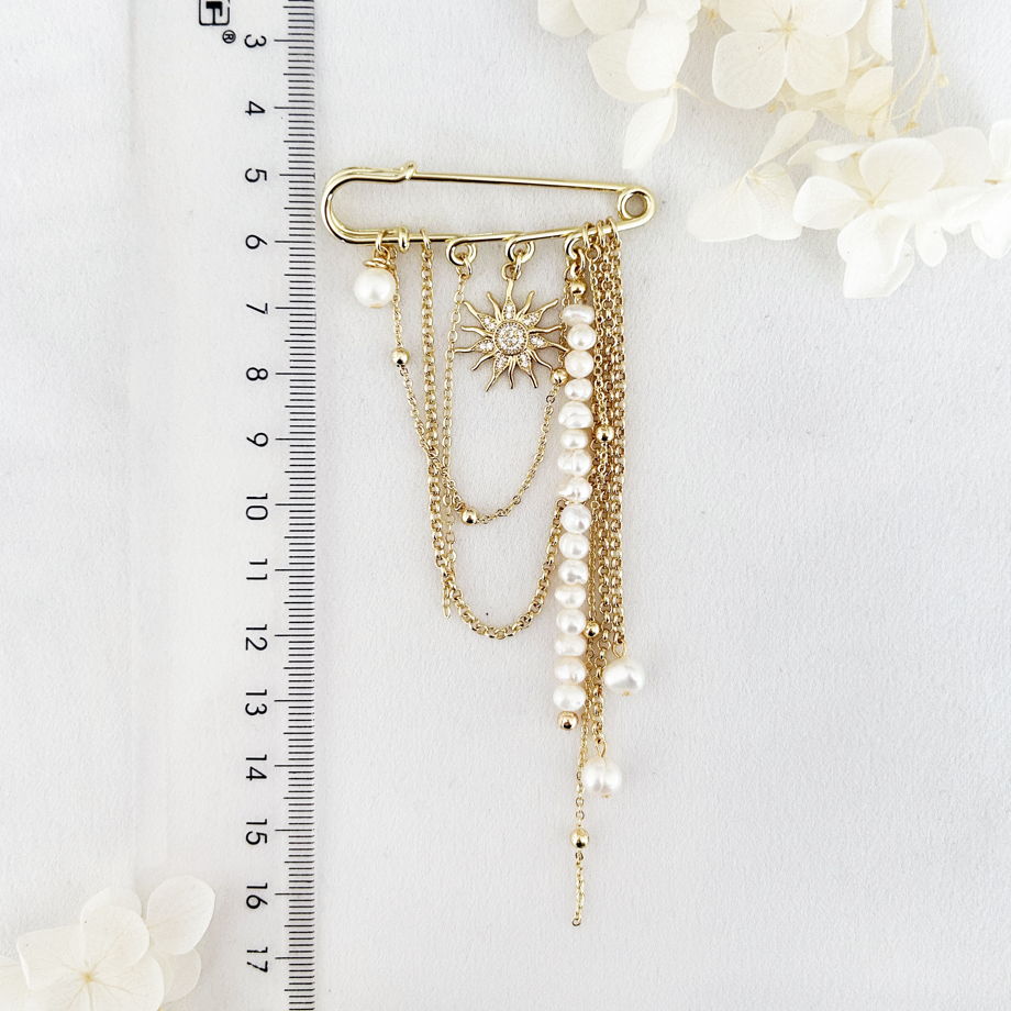 Брошь-булавка с цепочками, жемчугом и подвеской солнце