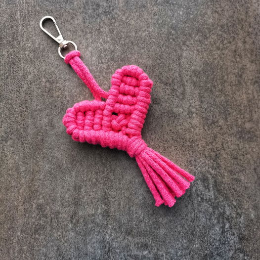 Брелок сердце плетеное ярко-розовое для сумки, рюкзака, ключей