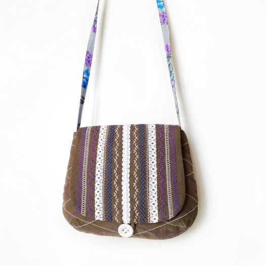 Маленькая сумочка ручной работы цвета хаки на длинном ремешке
