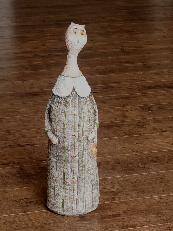 Рыжая кошечка, настольная скульптура, которая может стать кофром для бутылки шампанского или  вина.