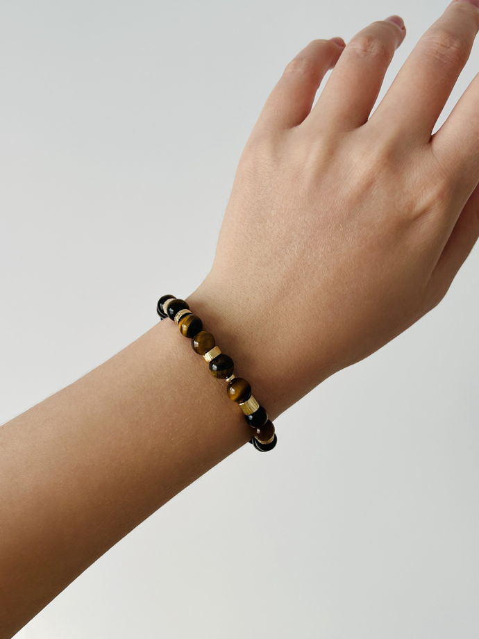 Браслет на резинке из тигрового глаза и металлических вставок под золото