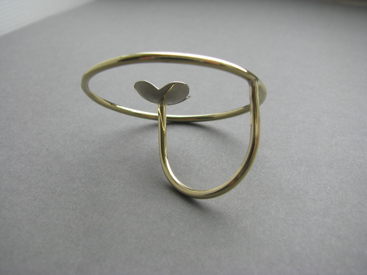 круглое кольцо из латуни и нейзильбера с серебристым цветком